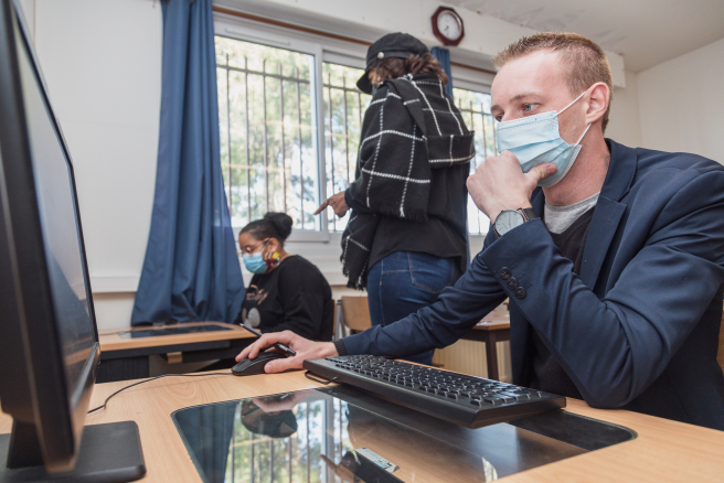 Les participants sont accompagnés dans leurs recherches d’emploi et leurs démarches en ligne.