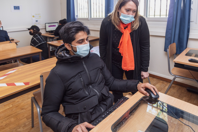 Les participants sont accompagnés dans leurs recherches d’emploi et leurs démarches en ligne.