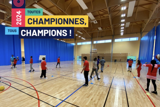 Des participants dans un gymnase jouent au volley-ball