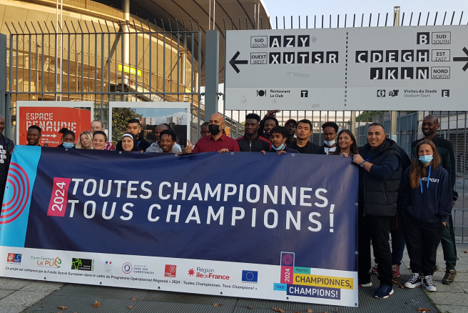 Un groupe de participants devant le stade de France, à Saint-Denis