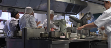 A Clichy, des personnes se forment à la pâtisserie dans le cadre du Programme régional de formations vers l'emploi Personnes en train de se former à la pâtisserie