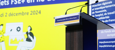 Pupitre et diapositive de présentation du Forum des projets FSE+ en Ile de France lors de l'ouverture de l'évènement  Pupitre et diapositive de présentation du Forum des projets FSE+ en Ile de France lors de l'ouverture de l'évènement