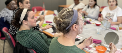 L’association Josephinea développé dans son salon de beauté solidaire du 18e arrondissement de Paris, une approche innovante d’accompagnements individuels et collectifs autour de soins socio-esthétiques, de beauté, de bien-être, utilisés comme de véritables outils d’accompagnement et de remobilisation. Des femmes parlent autour d'une table et de produits de beauté
